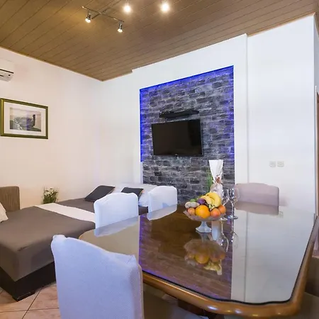 Ikar Apartment *